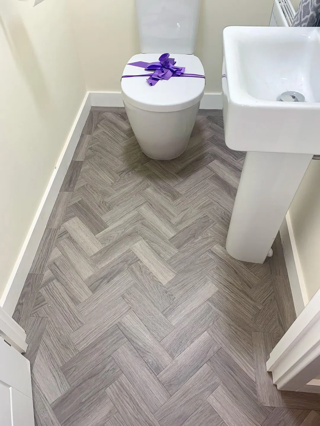 Toilet fitted with Luxury Vinyl Tile